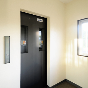 写真:6階建ての新築施設